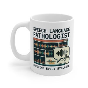 Peut inclure: Mug en céramique blanche avec l'inscription "SPEECH LANGUAGE PATHOLOGIST" et "DECODING EVERY SYLLABLE". Le mug présente un graphique d'ondes sonores et une bulle de dialogue avec un curseur. Le design est dans les tons orange, sarcelle et marron.