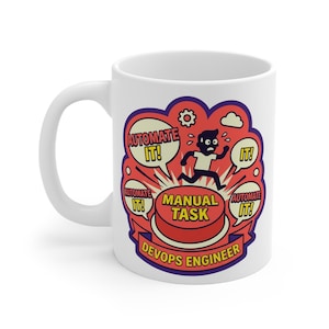 Puede incluir: Taza de cerámica blanca con un diseño humorístico. El diseño presenta un botón rojo con la etiqueta "MANUAL TASK" con una figura de palo corriendo y bocadillos que dicen "AUTOMATE IT!". Las palabras "DEVOPS ENGINEER" están en una pancarta.