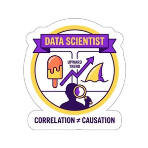 Op de afbeelding: Een sticker met een data science thema. Het ontwerp bevat een paarse banner met de tekst "DATA SCIENTIST", een ijsje, een pijl omhoog en een haaienvin. De tekst "CORRELATION ≠ CAUSATION" staat onderaan.