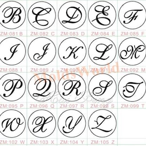 Puede incluir: Un conjunto de 26 sellos de lacre, cada uno con una letra diferente del alfabeto en una fuente cursiva. Los sellos están dispuestos en una cuadrícula, con cada sello con un fondo blanco y un contorno negro.