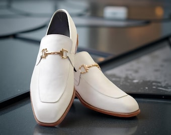 手作りのメンズ用ホワイトレザーバックルローファー。