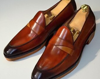 Mocasines de cuero bicolor con pátina, hechos a mano para hombre.