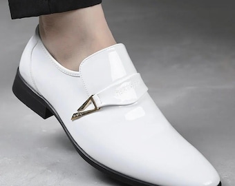 Ręcznie robione męskie mokasyny z białej, lakierowanej skóry.
