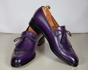 Mocasines de hombre de cuero morado con borlas, hechos a mano.