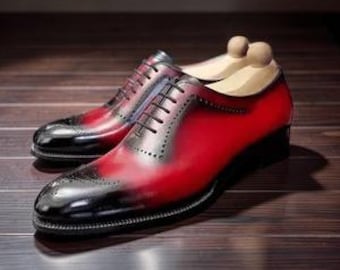 手作りのメンズ用ツートンカラー（赤と黒）本革ホールカットオックスフォードドレスシューズ。