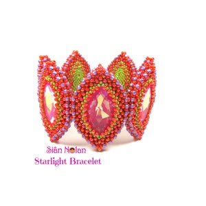 Könnte beinhalten: Ein rotes, grünes und violettes Perlenarmband mit geometrischem Muster. Das Armband hat eine zentrale Reihe aus klaren rosa Kristallen. Der Text "Sián Nolan Starlight Bracelet" ist unterhalb des Armbands sichtbar.