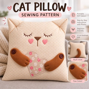 Pode incluir: Um molde de costura para almofada de gato quadrada em tecido bege com pontos, olhos fechados bordados, nariz castanho e bochechas em forma de coração rosa. O gato tem patas de tecido castanho presas com botões segurando um coração floral.