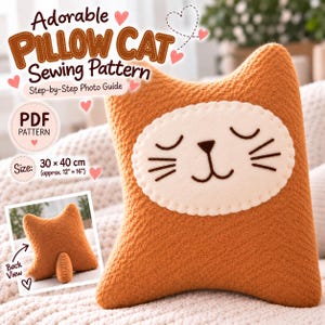 Puede incluir: Un patrón de costura en PDF para un cojín con forma de gato naranja que mide 30 cm por 40 cm. El cojín presenta una cara ovalada blanca con ojos cerrados, nariz y bigotes bordados. Un recuadro pequeño muestra la vista trasera con una cola.