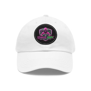 Könnte beinhalten: Weiße Baseballkappe mit einem runden Aufnäher mit dem Text "CHMOD GEEK" und einer Grafik einer Kapuzenfigur, die einen Laptop benutzt. Der Aufnäher hat einen schwarzen Hintergrund mit rosa und grünen Akzenten. Der Hut ist aus einem weichen, strapazierfähigen Material.