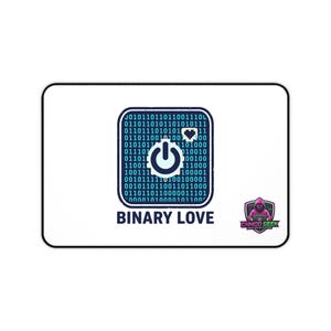 Puede incluir: Una alfombrilla de ratón rectangular blanca con borde negro. El diseño presenta un cuadrado azul con código binario, un icono de botón de encendido y un corazón. El texto "BINARY LOVE" está debajo, con un logotipo a la derecha.