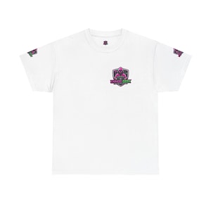 Puede incluir: Camiseta blanca con un pequeño logotipo en el pecho y las mangas. El logotipo presenta a una persona con una sudadera con capucha rosa trabajando en una computadora portátil, con el texto "EMMOD GEEK" debajo. Las mangas tienen un pequeño logotipo.