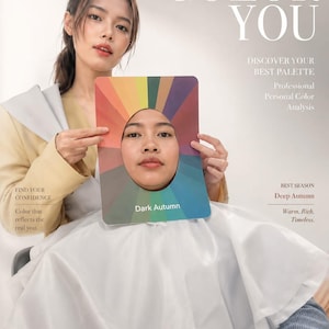 Puede incluir: Una mujer sostiene una paleta de análisis de color con un degradado arcoíris y las palabras "Dark Autumn". La imagen incluye el texto "COLOR YOU", "DISCOVER YOUR BEST PALETTE" y "BEAUTY IN HARMONY".