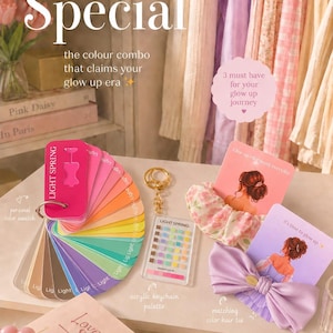 Könnte beinhalten: Ein persönlicher Farbfächer mit der Aufschrift Light Spring mit verschiedenen Farbkarten, eine Acryl-Schlüsselanhänger-Palette, ein Haargummi mit Blumenmuster und eine lavendelfarbene Haarschleife. Die Artikel liegen neben illustrierten Karten.
