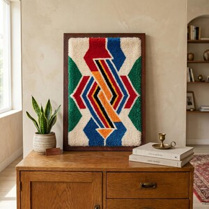 Cuadro de lana marroquí enmarcado para pared – Textil de flecha simétrica tejido a mano, decoración bohemia multicolor