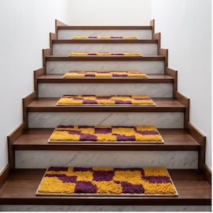 Puede incluir: Un juego de seis alfombrillas rectangulares para escaleras con un patrón de tablero de ajedrez texturizado y copetudo en tonos alternos de morado intenso y amarillo dorado, cada una colocada en el centro de peldaños de madera con contrahuellas de mármol blanco.
