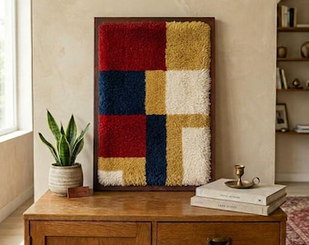 Decoración de pared de lana marroquí: textil con cuadrícula de cuatro bloques de color, rojo, azul marino, dorado y marfil.