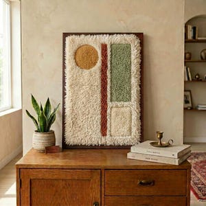 Cuadro de lana marroquí enmarcado para pared – Círculo ámbar, textil verde salvia, decoración Japandi