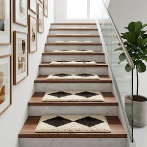 Peut inclure: Un ensemble de tapis d'escalier rectangulaires présentant une texture shaggy de couleur crème avec un motif en losange marron foncé. Chaque tapis est placé sur une marche en bois, créant un motif géométrique répétitif le long de l'escalier.