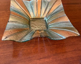 Italienische Vintage Fused Art Schale.  hat die geriffelten Ränder.
