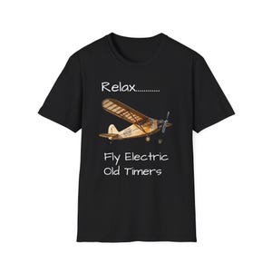Puede incluir: Camiseta negra con un gráfico de avión vintage y el texto "Relax..." arriba y "Fly Electric Old Timers" abajo. El avión es marrón y beige con una hélice. La camiseta tiene cuello redondo.