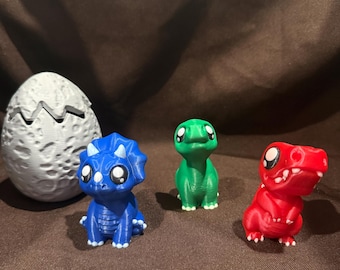 Set composto da pupazzo e uovo di dinosauro appena nato.