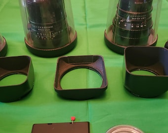 Colección Hasselblad 500 cm con 3 objetivos (50 mm, 80 mm, 150 mm), cargadores A12 y A22, softbox y accesorios, además de un estuche de aluminio.