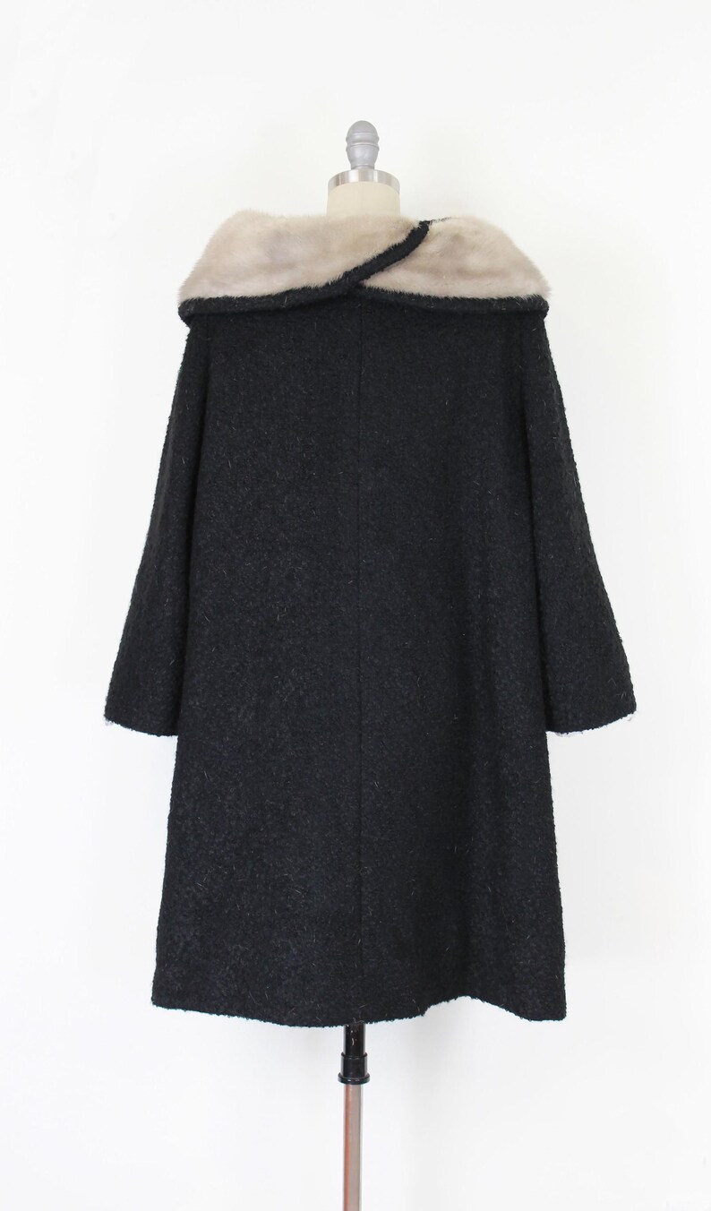 Abrigo de piel de lana vintage de los años 50 / abrigo de lana bouclé de los años 50 / abrigo de cuello de piel de visón de los años 50 / abrigo de lana negro / abrigo de mediados de siglo / abrigo de cuello de piel imagen 4