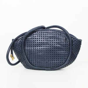 Vintage Leder Umhängetasche / 1980s perforierte Ledertasche / Cut Out Tasche / Henkeltasche / Ledertasche mit Henkel / blaue Ledertasche
