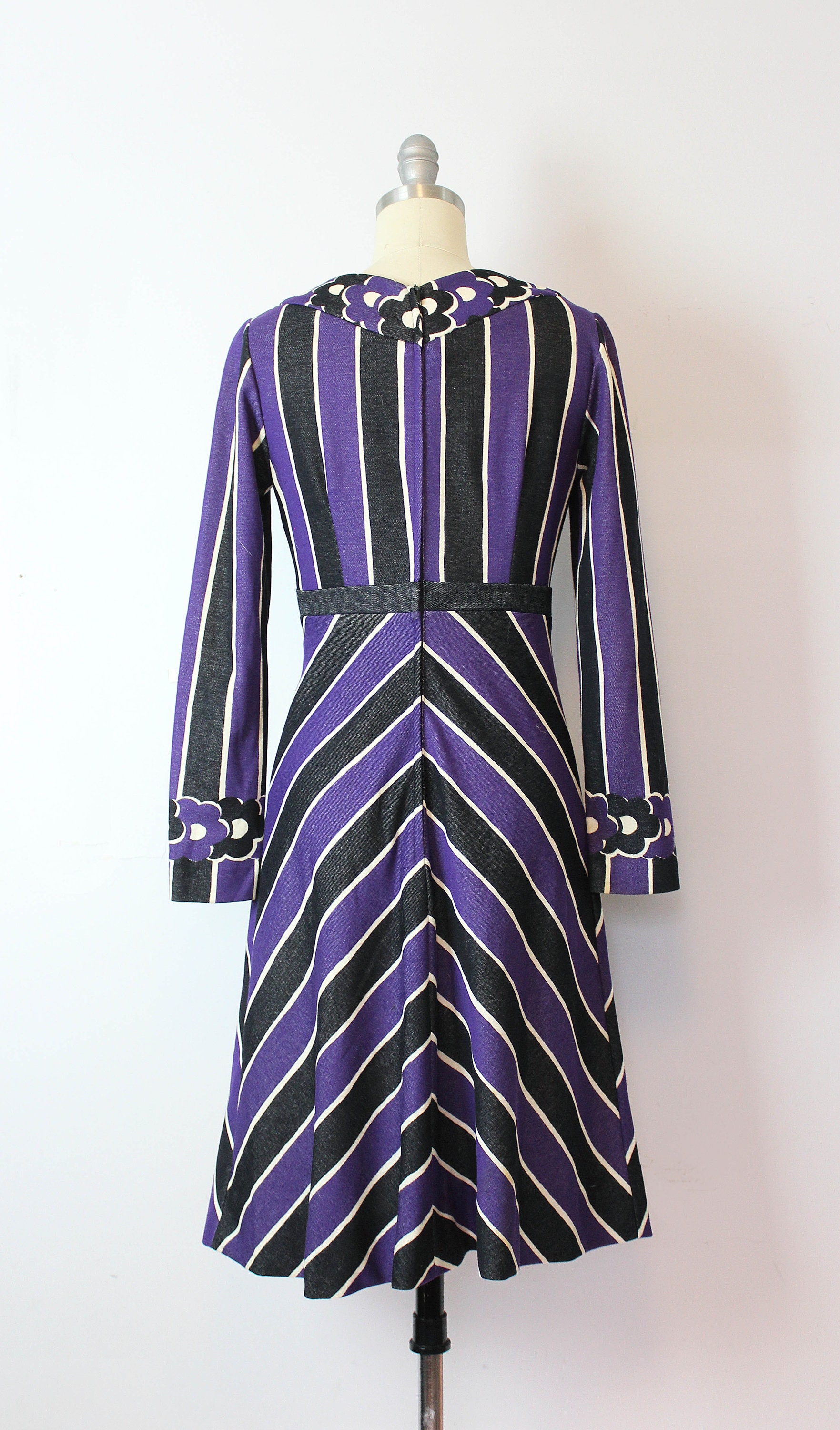 Vintage 70s Dress / 1970s Graphic Striped Knit Dress