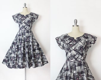 Sukienka vintage z lat 50. / sukienka z bawełny z nadrukiem atomowym z lat 50. / sukienka w stylu mid-century modern / dopasowana i rozkloszowana sukienka z bawełny / szaro-różowo-czarna sukienka