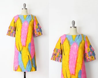 vintage 60s print dress / 1960s novelty print dress / feather print dress / looped fringe dress / fringed sundress / colorful shift dress