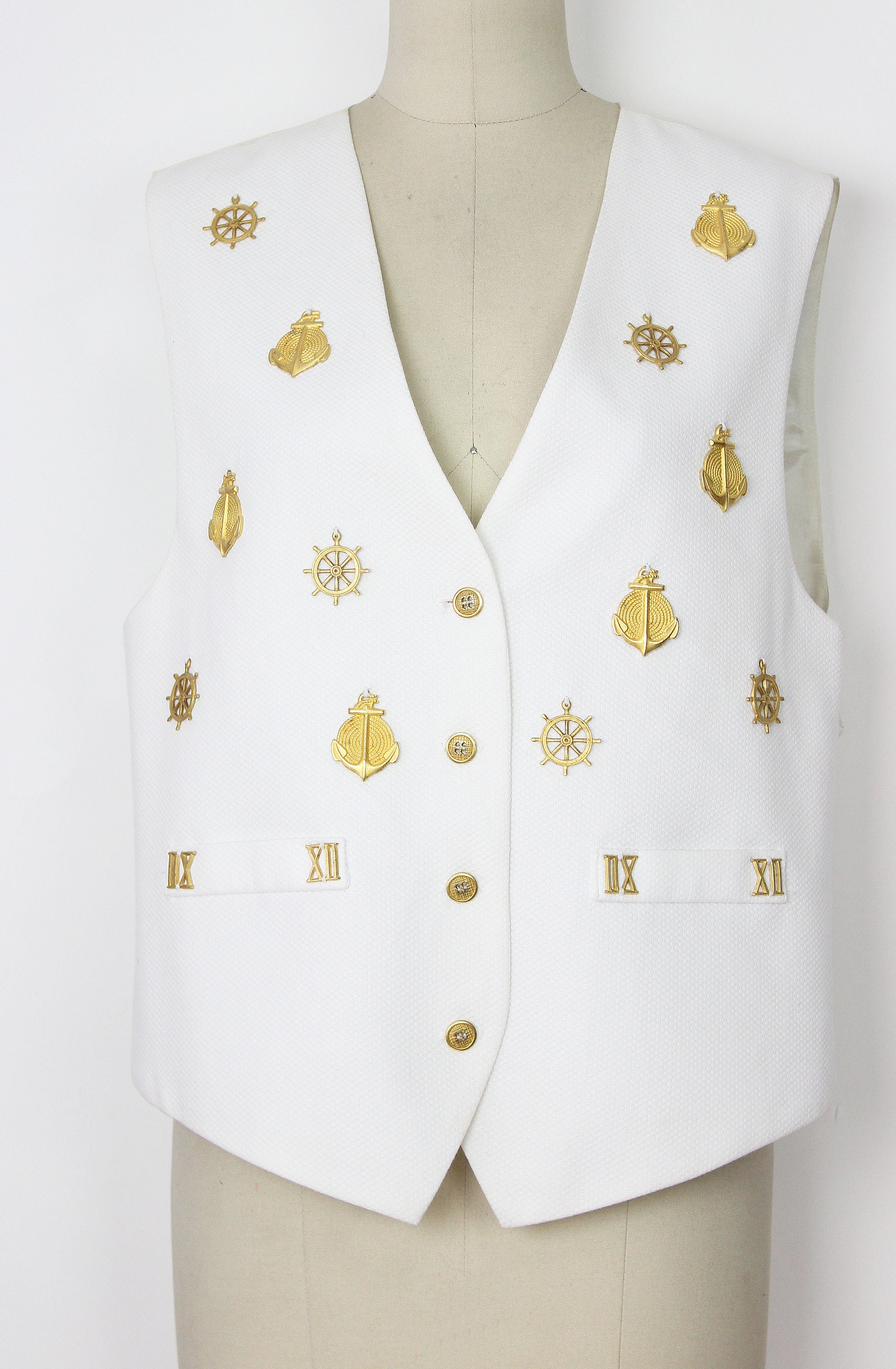 トップス AmeriVINTAGE UND MANY MOTIF BUTTON VEST Ameri（アメリ）の「UND MANY MOTIF BUTTON VEST（ベスト）」 - WEAR