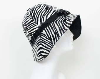 vintage 60s rain hat / 1960s mod rain hat / 1960s mod vinyl hat / vinyl rain hat / patent vinyl hat / 1960s zebra hat / black white rain hat