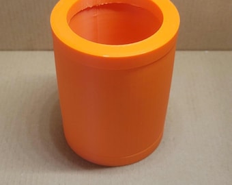 Mini enfriador de latas con capacidad para latas de 7.5 onzas.