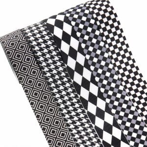 Könnte beinhalten: Eine Anordnung von fünf Bändern in Fächerform, die jeweils ein markantes schwarz-weißes Muster aufweisen, darunter geometrische Quadrate, Hahnentritt, Rauten und kleine Karomuster mit einer gerippten Stoffstruktur.