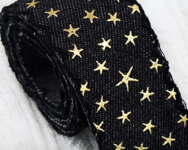 1.	Denim ribbon with embossed star pattern 
2.	Vintage washed denim ribbon for DIY crafts 
3.	3D star textured ribbon close-up 
4.	Blue jean ribbon with decorative edge trim 
5.	Black denim ribbon for fashion accessories 
6.	Textured ribbon for hair bow making 
7.	Assorted denim ribbons in multiple shades 
8.	Fabric ribbon for clothing embellishment 
9.	Stylish denim trim for handmade projects 
10.	Wide denim ribbon rolls for crafts