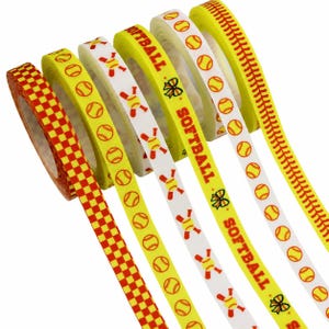 Könnte beinhalten: Fünf Rollen Band mit Softball-Motiven. Die Muster umfassen ein rot-gelbes Schachbrettmuster, Gelb mit Softball-Symbolen, Weiß mit gekreuzten Schlägern und Bällen, Gelb mit dem Schriftzug SOFTBALL und Weiß mit roten Nähten.