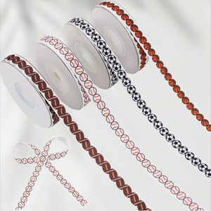 Könnte beinhalten: Rollen mit dekorativem Band mit Sportball-Designs. Die Bänder zeigen Basebälle, Fußbälle, Basketbälle und Fußbälle. Die Bänder sind weiß mit den Sportbällen in Braun, Rot und Schwarz.
