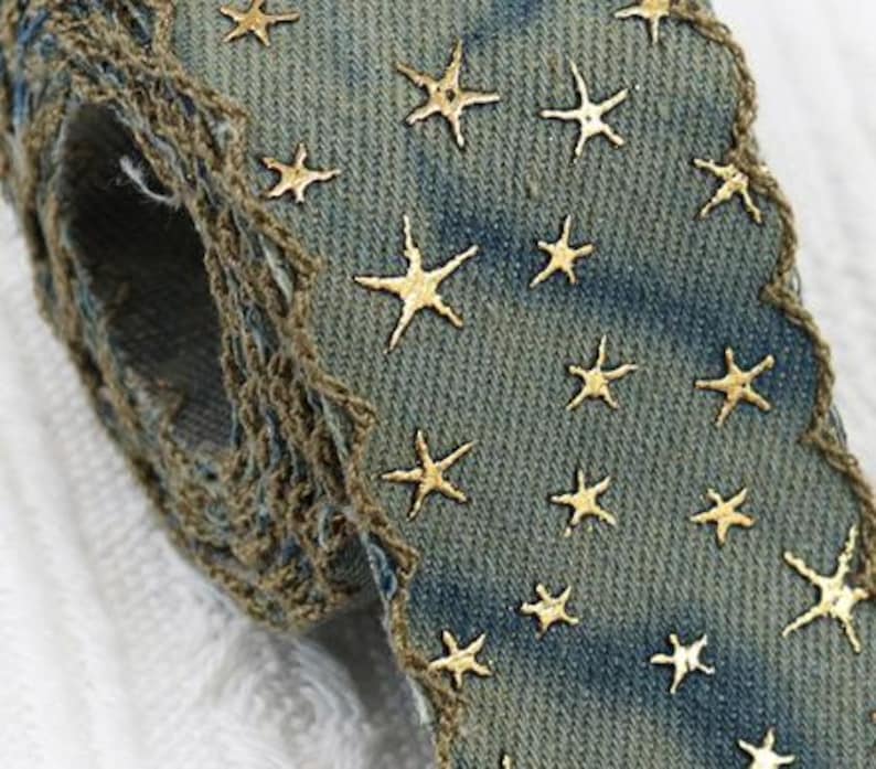 1.	Denim ribbon with embossed star pattern 
2.	Vintage washed denim ribbon for DIY crafts 
3.	3D star textured ribbon close-up 
4.	Blue jean ribbon with decorative edge trim 
5.	Black denim ribbon for fashion accessories 
6.	Textured ribbon for hair bow making 
7.	Assorted denim ribbons in multiple shades 
8.	Fabric ribbon for clothing embellishment 
9.	Stylish denim trim for handmade projects 
10.	Wide denim ribbon rolls for crafts