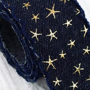 1.	Denim ribbon with embossed star pattern 
2.	Vintage washed denim ribbon for DIY crafts 
3.	3D star textured ribbon close-up 
4.	Blue jean ribbon with decorative edge trim 
5.	Black denim ribbon for fashion accessories 
6.	Textured ribbon for hair bow making 
7.	Assorted denim ribbons in multiple shades 
8.	Fabric ribbon for clothing embellishment 
9.	Stylish denim trim for handmade projects 
10.	Wide denim ribbon rolls for crafts