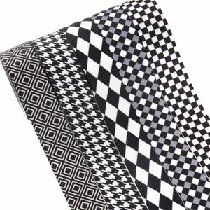 Könnte beinhalten: Eine Sammlung von fünf Bändern mit schwarz-weißen Mustern, darunter geometrische Quadrate, Hahnentritt, Rauten und zwei Varianten von Schachbrettmustern. Jedes Band hat eine strukturierte, gerippte Oberfläche und ist in einer Reihe angeordnet.