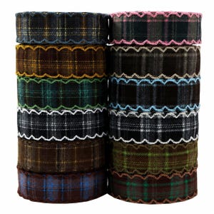 Peut inclure: Une pile de dix rouleaux de ruban à carreaux, disposés en deux colonnes de cinq. Chaque rouleau présente un motif tartan unique dans diverses couleurs, dont le bleu, le marron, le vert et le noir, avec une bordure festonnée décorative.