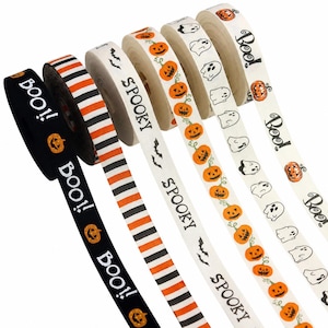 Pode incluir: Seis rolos de fita decorativa com temas de Halloween. Os padrões incluem preto com abóboras laranja e o texto Boo!, riscas laranja e pretas, branco com o texto SPOOKY e morcegos, abóboras laranja e fantasmas sobre um fundo de cor branca.