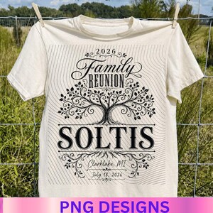 以下が含まれることがあります： クリーム色の半袖Tシャツ。木、2026 Family Reunionの文字、SOLTISという名前、Clarklake, MIという場所、2026年7月18日という日付が黒いグラフィックでプリントされており、周囲は細い波状の線で囲まれています。