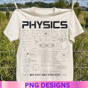 Puede incluir: Camiseta color crema con la palabra "PHYSICS" en negrita negra. La camiseta está cubierta de fórmulas y diagramas de física. Debajo de las fórmulas, el texto dice "WHY STUFF DOES OTHER STUFF".