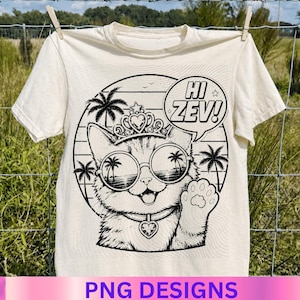 Könnte beinhalten: Cremefarbenes T-Shirt mit einer schwarzen Grafik einer Katze mit Sonnenbrille, Krone und herzförmigem Halsband. Die Katze winkt und hat eine Sprechblase mit der Aufschrift "Hi Zev!". Palmen und eine Strandszene im Hintergrund.