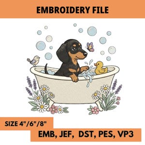 Puede incluir: Un archivo de bordado que muestra un perro salchicha negro y fuego sentado en una bañera blanca con patas, llena de agua y burbujas. La escena incluye un patito de goma amarillo, un pájaro pequeño, una mariposa, lavanda y margaritas.