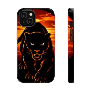 Könnte beinhalten: Eine schwarze Smartphone-Hülle mit einer Grafik eines fauchenden schwarzen Panthers mit orangefarbenen leuchtenden Umrissen. Der Hintergrund zeigt einen leuchtend orange-roten Sonnenuntergang mit Wolken. Die Seitenansicht zeigt die schwarzen Kanten.