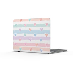 MacBook-skal med pastellfärgade hjärtan i akvarell | Handmålade ränder i laptopfodral