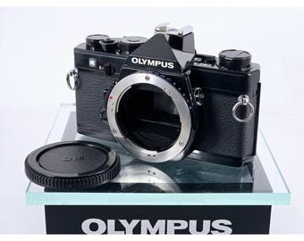 Corpo da câmera Olympus OM-1 MD SLR 35 mm vintage, em estado quase impecável, lacrado, importado do Japão.